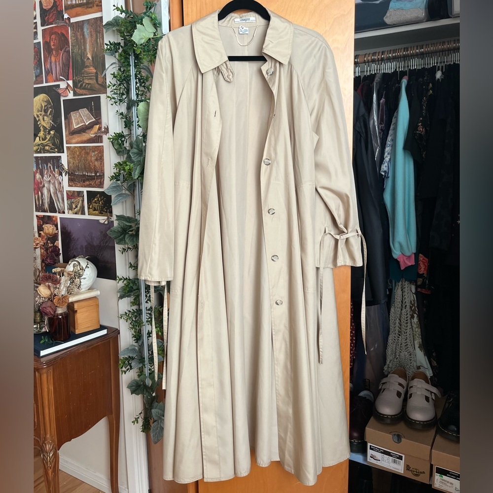 Vintage 80’s lightweight l. Magnin tan trench coat